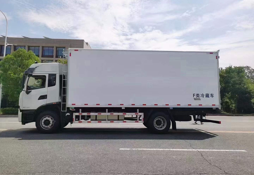 东风天锦KR6.8米冷藏车