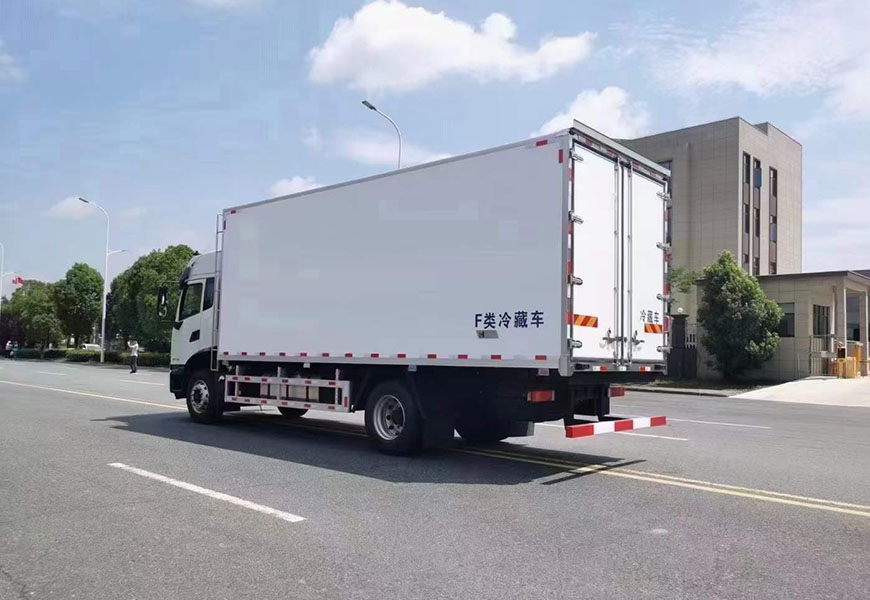 东风天锦KR6.8米冷藏车