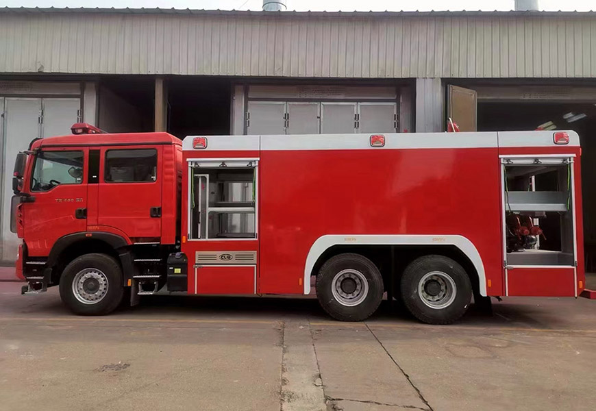 国六重汽豪沃12吨水罐消防车