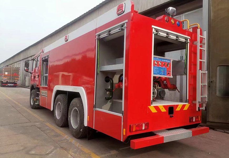 国六重汽豪沃12吨水罐消防车